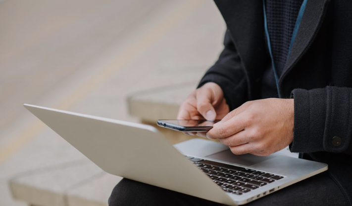 How to Get Clients on LinkedIn Using 7 ChatGPT Prompts (Step-by-Step)