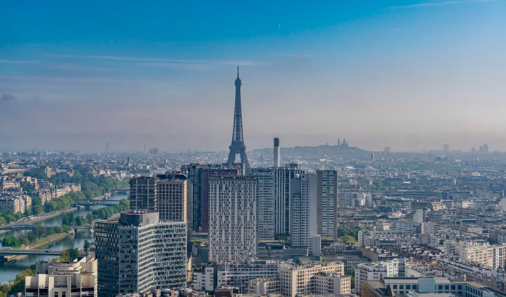 How Does the Economy in Paris Grow and Support Businesses?